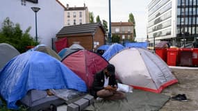 Des réfugiés afghans dans un campement à Pantin, le 20 avril 2022 au nord-est de Paris