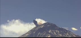 Mexique: le volcan Popocatepetl entre en éruption 