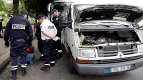 Des policiers contrôlent le niveau de pollution d'un véhicule utilitaire, à Paris. (Photo d'illustration)