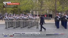 11 novembre: Emmanuel Macron passe les troupes en revue autour de l'Arc de Triomphe