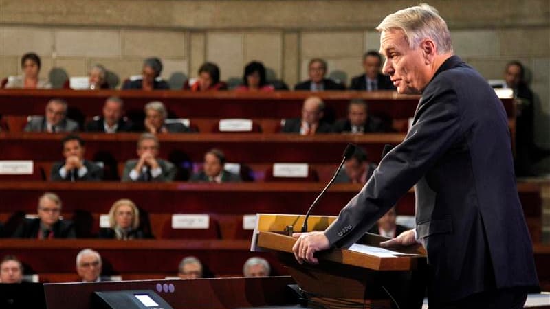 Jean-Marc Ayrault a présenté mardi Une multitude de chantiers répartis sur six à neuf mois comme une "feuille de route" sociale pour un gouvernement soucieux de se donner le temps de préparer les réformes structurelles nécessaires au sauvetage du "modèle