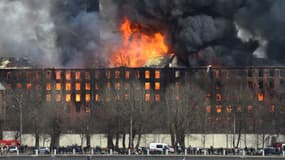 Un gigantesque incendie s'est déclaré le 12 avril 2021 au sein de la manufacture Nevski à Saint-Pétersbourg, en Russie