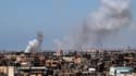 De la fumée se dégageant d'immeubles de la ville de Rafah, après une frappe israélienne, le 15 mai 2021