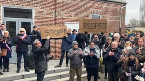 Des personnes se sont rassemblées dimanche à Hantay en soutien à leur maire, menacé de mort.