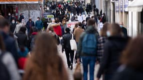 Des passants dans une rue de Nantes en février 2021 (photo d'illustration).