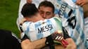 Lionel Messi embrasse le héros du match, Emiliano Martinez