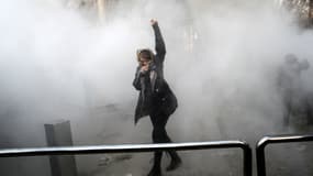 Une jeune femme manifeste devant l'université de Téhéran, en Iran, le 30 décembre 2017