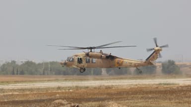 Un hélicoptère de l'armée israélienne atterrit sur la base militaire de Reim, le 12 mai 2025, avant la libération par les militants du Hamas du soldat américano-israélien Edan Alexander, retenu en otage à Gaza depuis octobre 2023.