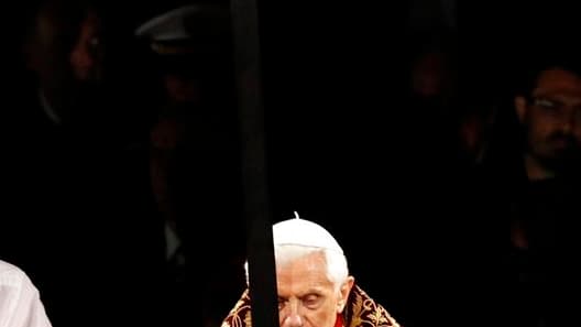 Benoît XVI a prôné la persévérance face à la crise économique au terme du traditionnel Chemin de croix du Vendredi Saint, jour de la Passion du Christ. /Photo prise le 6 avril 2012/REUTERS/Giampiero Sposito