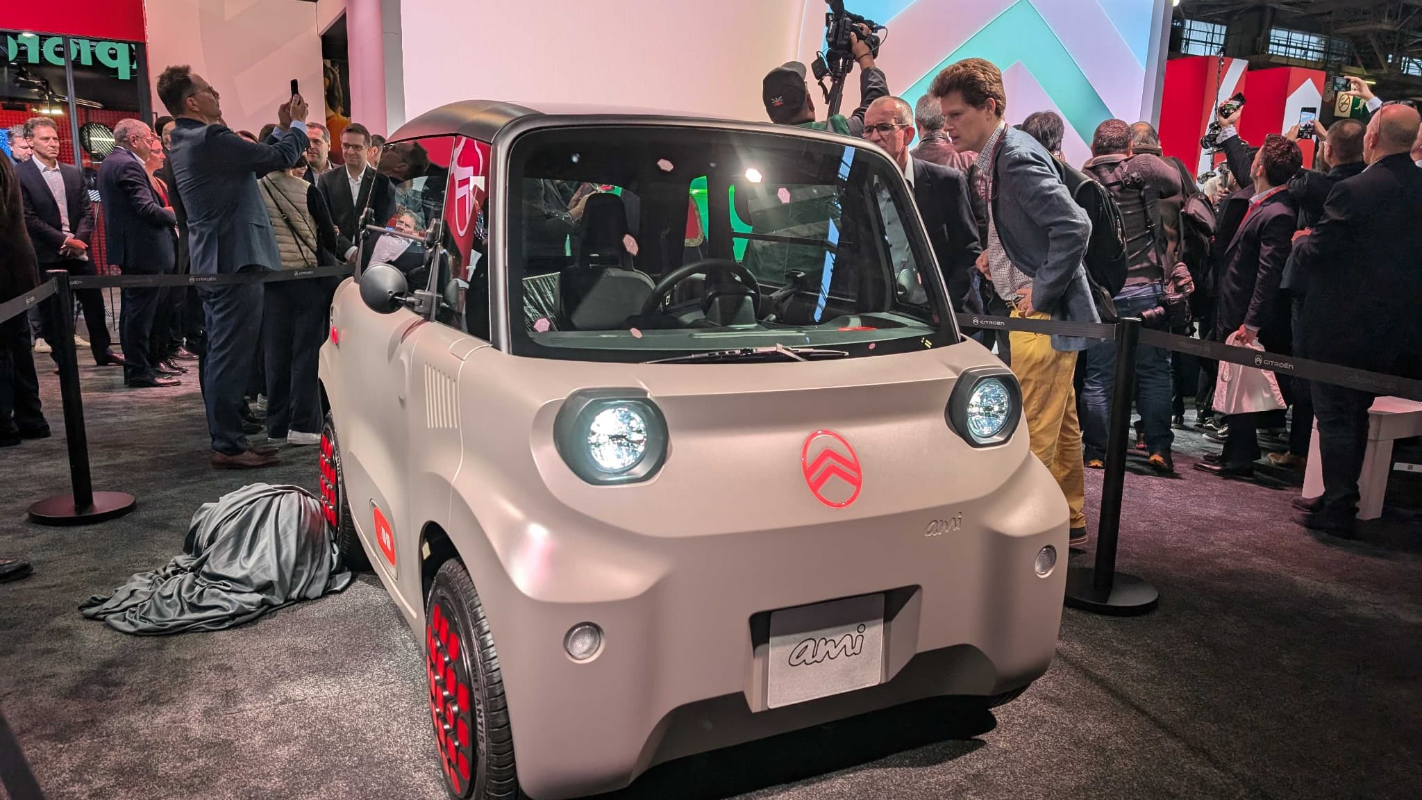 Le design renouvelé de la nouvelle AMI, la voiture électrique sans permis de Citroën, présentée au Mondial de l'auto à Paris, le 14 octobre 2024.