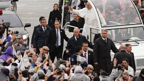 Le pape François s'est rendu mercredi à Aparecida, un sanctuaire abritant une statue en terre cuite de la Vierge considérée comme la sainte patronne du Brésil, pour y célébrer sa première messe en plein air hors d'Italie et s'employer à galvaniser la foi
