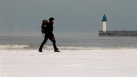 Plage enneigée à Calais. Malgré la vague de froid qui frappe la France, l'approvisionnement en électricité sera assuré ce jeudi aux heures de pointe, selon Dominique Maillard, président du Réseau de transport d'électricité (RTE). /Photo prise le 2 décembr