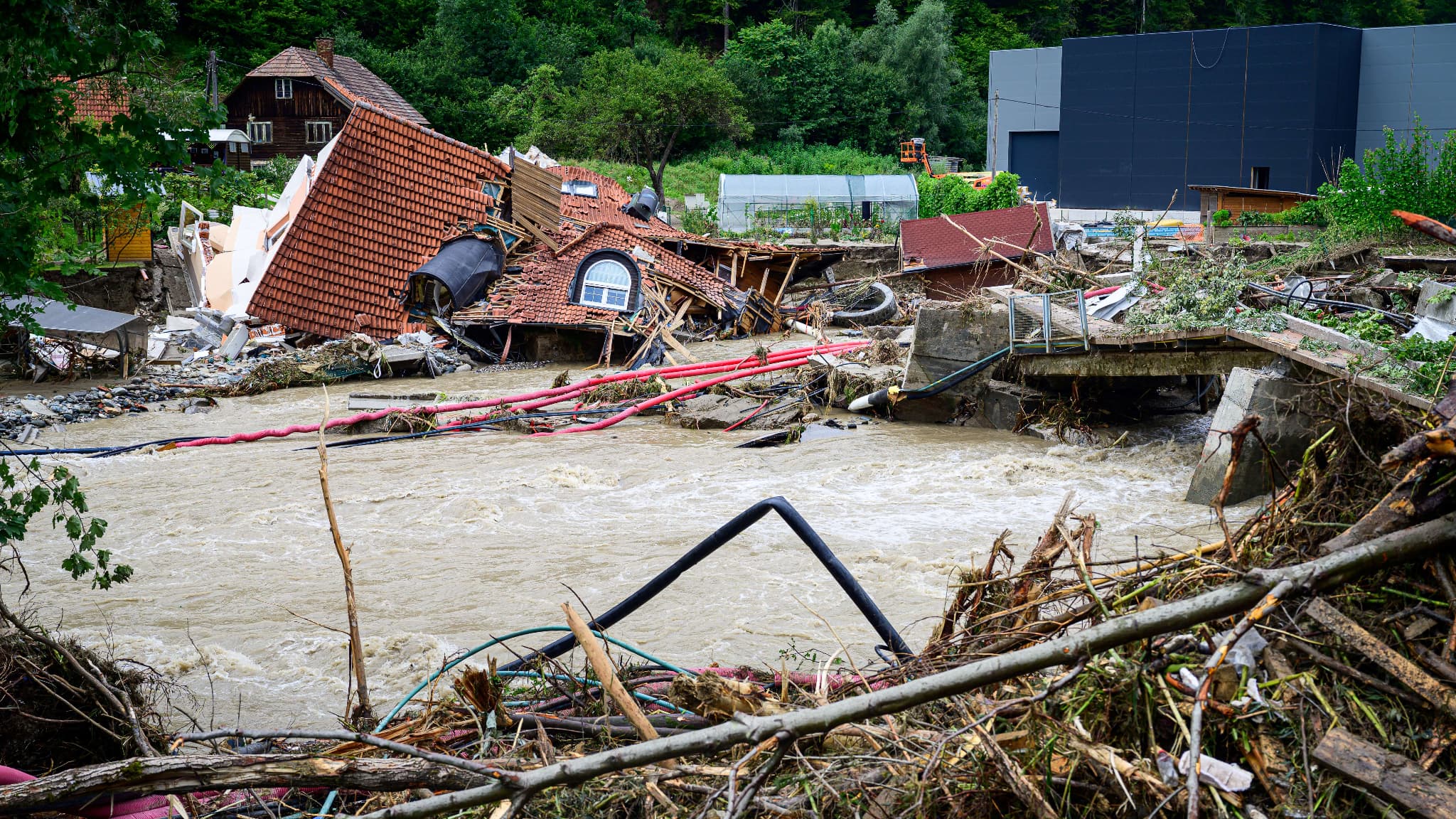 Une maison effondrée est vue dans la rivière Meza à Prevalje, en Slovénie, touchée par les inondations, le 9 août 2023. Une maison effondrée est vue dans la rivière Meza à Prevalje, en Slovénie, touchée par les inondations, le 9 août 2023.