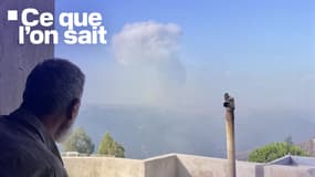 Un habitant du sud du Liban observe le panache de fumée d'une frappe israélienne au niveau de la frontière entre son pays et Israël, le 25 août 2024