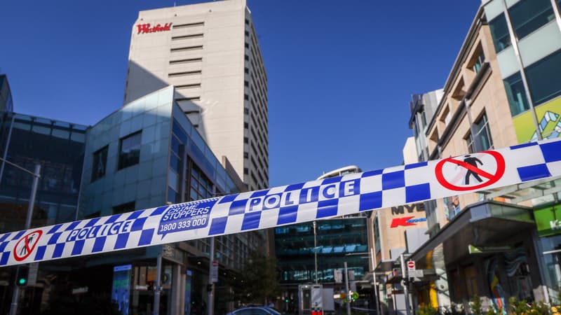 Un ruban de police devant un barrage routier à l'extérieur du centre commercial Westfield Bondi Junction à Sydney le 14 avril 2024, au lendemain d'une attaque couteau qui a fait six morts.
