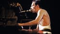 Le leader de Queen, Freddie Mercury, en concert à Paris en septembre 1984