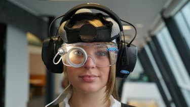 17 kilos, des sons amplifiés et de la lumière droit dans les yeux, c'est la combinaison Ford qui simule la gueule de bois, pour prouver que vous ne pouvez pas conduire.