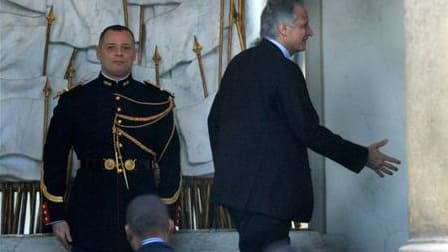 Dominique de Villepin (de profil) à son arrivée à l'Elysée. Nicolas Sarkozy a reçu l'ancien Premier ministre pour la deuxième fois en deux semaines. L'entretien portait officiellement sur la préparation du Conseil européen de vendredi consacré à la situat