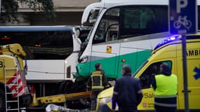 Des pompiers et des policiers après la collision de deux bus à Barcelone (Espagne), le 3 mars 2025.