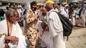 Un homme affecté par la chaleur torride est aidé par un autre pèlerin musulman et un officier de police sur un site de rituel symbolique lors du pèlerinage annuel du hajj à Mina, en Arabie saoudite, le 16 juin 2024.