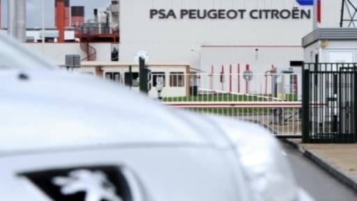 François Hollande renvoit les actionnaires de Peugeot face à leur décision.