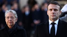 Emmanuel Macron et Élisabeth Borne, en arrière-plan, passent en revue les troupes à l'hôtel des Invalides, à Paris, lors de l'hommage national à Jacques Delors après sa mort
