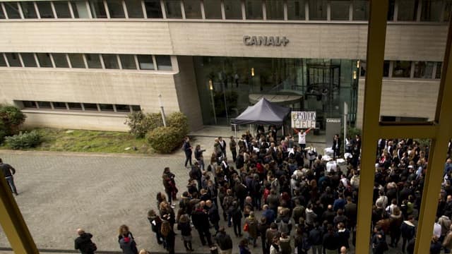 Des manifestants devant le siège de Canal+ à Boulogne, le 28 octobre dernier.