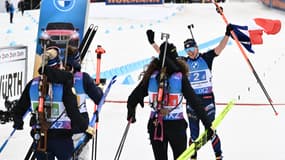 Julia Simon franchit la ligne d'arrivée du relais féminin à Nove Mesto, le 17 février 2024.