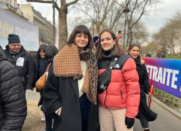 Louise (à droite), 24 ans, manifestante contre la réforme des retraites le 11 février 2023
