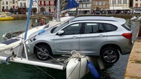 Cette voiture a terminé sa route sur un catamaran dans le port du Croisic en septembre dernier.