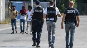 Des policiers à Calais.