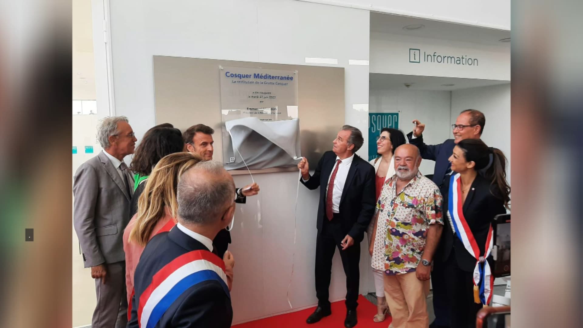 Emmanuel Macron dévoile une plaque à l'entrée de la réplique de la grotte Cosquer. Emmanuel Macron dévoile une plaque à l'entrée de la réplique de la grotte Cosquer.