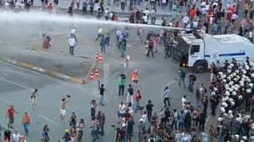 La police turque fait usage de canons à eau pour disperser la foule place Taksim à Istanbul le 22 juin 2013.
