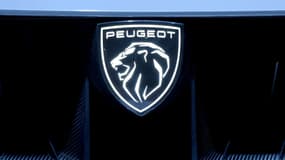 Le logo de Peugeot sur un véhicule de la marque.
