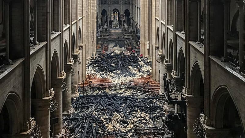 Les décombres à l'intérieur de Notre-Dame de Paris.