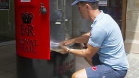 Un facteur du Royal Mail en plein travail, le 13 août 2013. (Photo d'illustration)