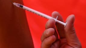 Un pompier vaccine une personne contre le Covid-19 le 29 juillet 2021 à Montpellier