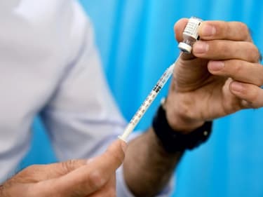 Préparation d'une dose de vaccination dans un centre à Marseille, le 19 avril 2021