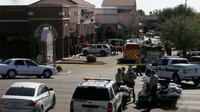 Périmètre bouclé à Tucson, en Arizona, où un homme a ouvert le feu lors d'une réunion publique d'une élue de la Chambre des représentants américaine. Gabrielle Giffords, 40 ans, a reçu une balle dans la tête à bout portant et a été transportée à l'hôpital