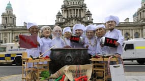 Des membres d'Oxfam arborant des déguisements des dirigeants présents au G8. Le sommet se tient en Irlande du Nord à partir de lundi 17 juin.