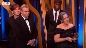 Un YouTubeur (au centre) s'est infiltré sur la scène des Bafta 2024 aux côtés de l'équipe d'"Oppenheimer" venue récupérer le prix du Meilleur film, à Londres le 19 février 2024.