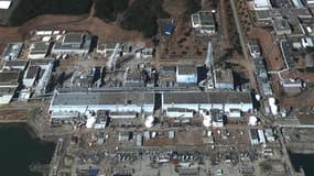 Image satellite de la centrale nucléaire de Fukushima Daiichi, au Japon. L'évacuation temporaire des ouvriers travaillant sur cette centrale a été ordonnée mercredi alors qu'une fumée noire s'élève au-dessus du réacteur n°3. /Image diffusée le 18 mars 201