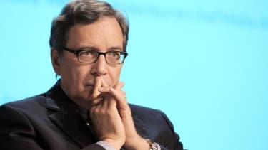 Le PDG Nonce Paolini regarde des dossiers dans la production audiovisuelle, l'internet et la TNT