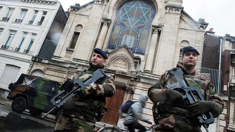 Des militaires français en faction devant une synagogue à Lille, le 13 janvier 2015.