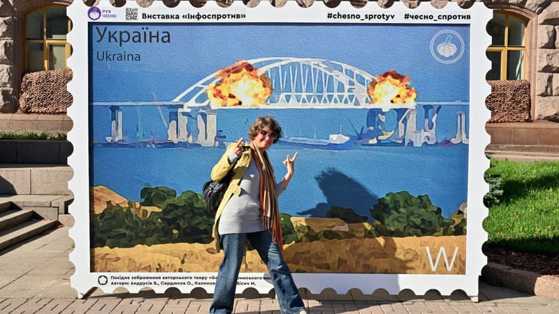 Un timbre géant à l'effigie de l'explosion du pont de Crimée installé à Kiev