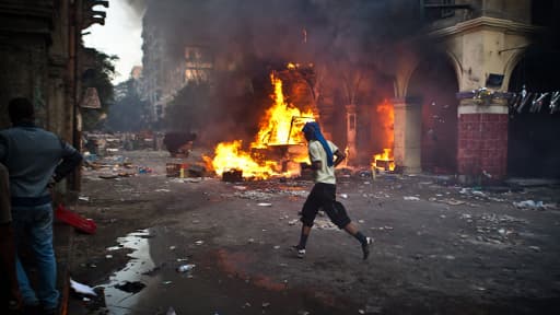 Un militant pro-Morsi court dans les rues du Caire, samedi.