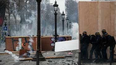 Des policiers sur les Champs-Elysées.
