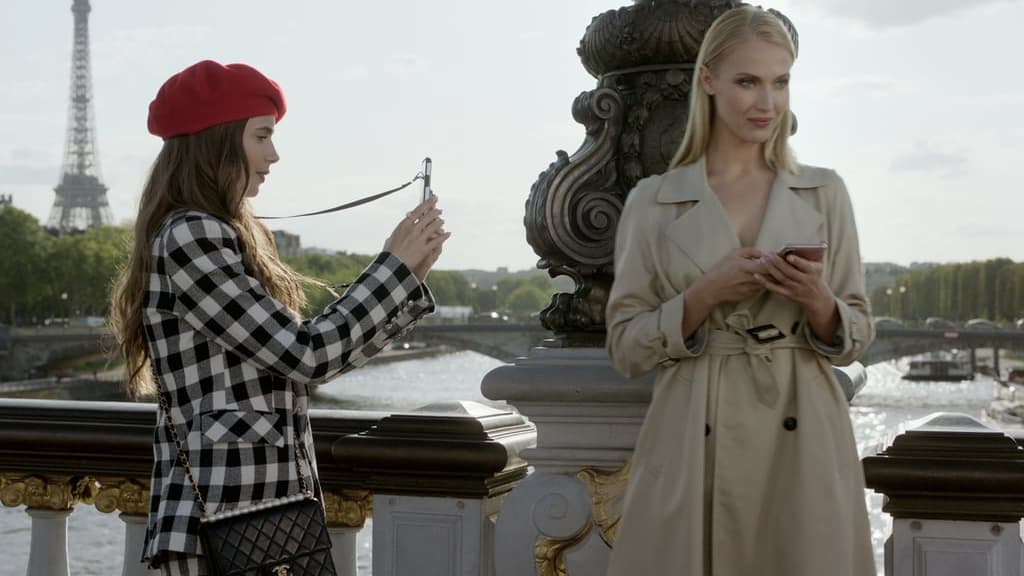 Une scène de la série Emily in Paris Une scène de la série Emily in Paris