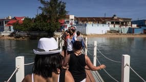 Des touristes arrivent à Guardalavaca, à Cuba 