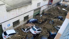 Des voitures empilées dans une rue après des inondations,  à Picanya, près de Valence, dans l'est de l'Espagne, le 30 octobre 2024
